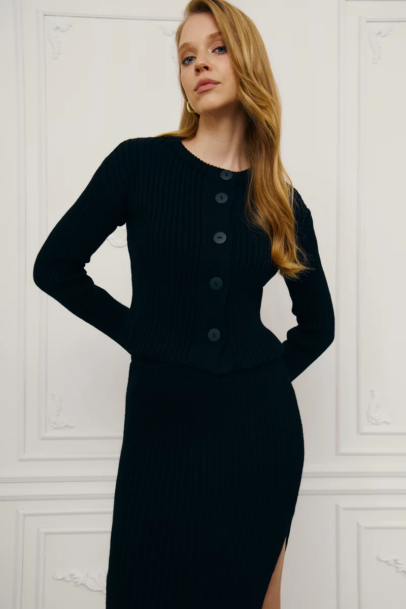 Черный трикотажный костюм с юбкой с разрезом фотография 2