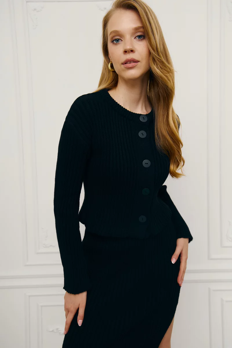 Черный трикотажный костюм с юбкой с разрезом фотография 3