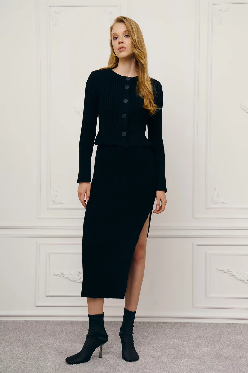 Черный трикотажный костюм с юбкой с разрезом фотография 4