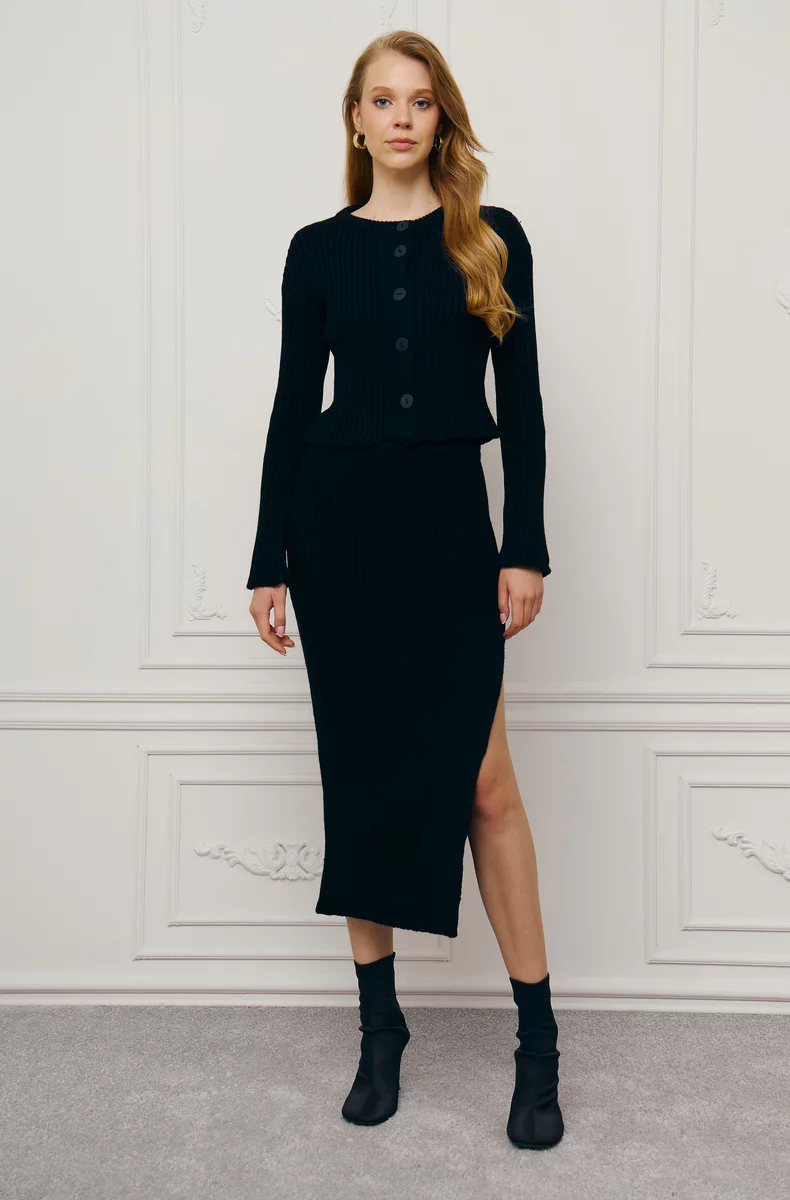 Черный трикотажный костюм с юбкой с разрезом фотография 5