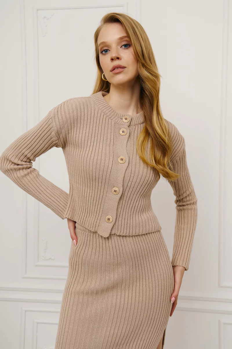 Beige knit suit with slit skirt photo 2