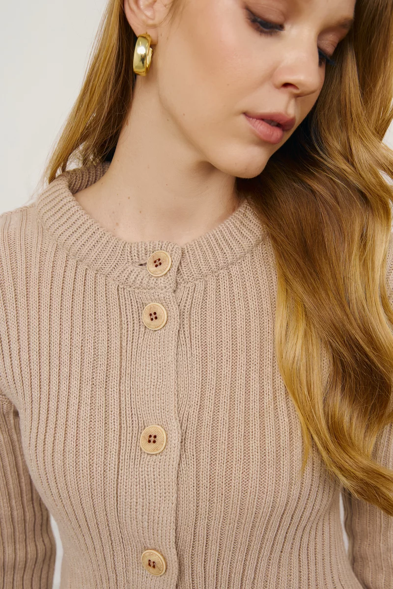 Beige knit suit with slit skirt photo 3