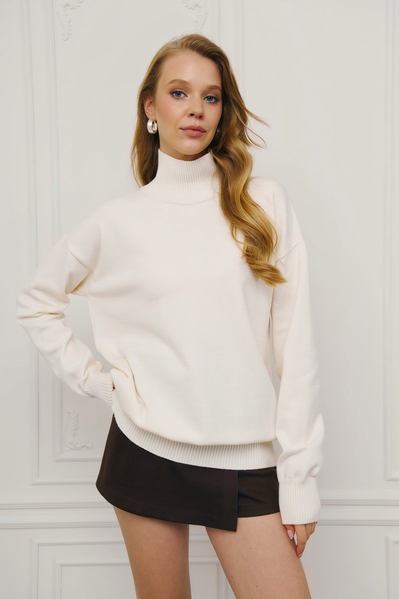 

Молочний светр оверсайз з високою горловиною