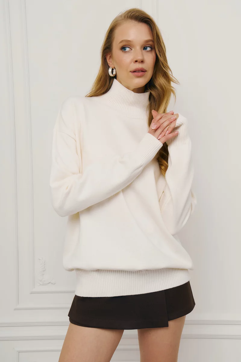 Молочный свитер оверсайз с высокой горловиной фотография 2