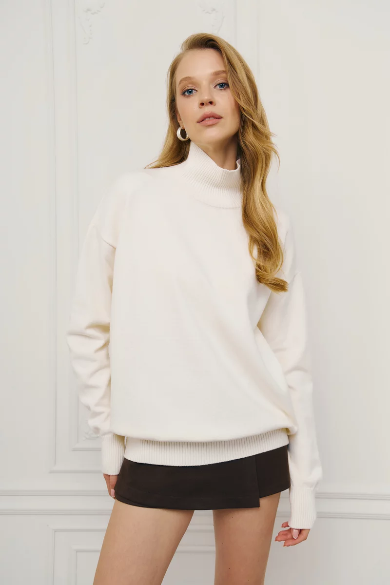 Молочный свитер оверсайз с высокой горловиной фотография 4