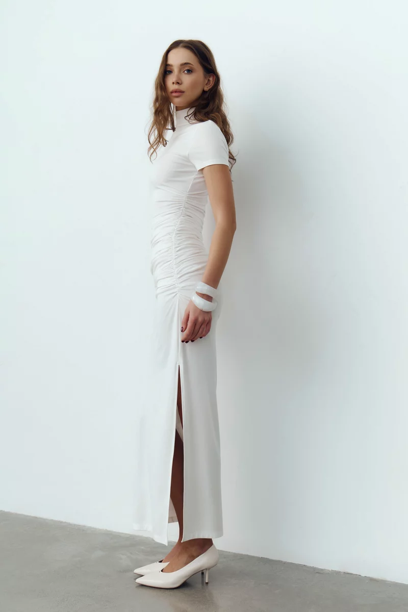 Молочное трикотажное платье макси с разрезом фотография 5