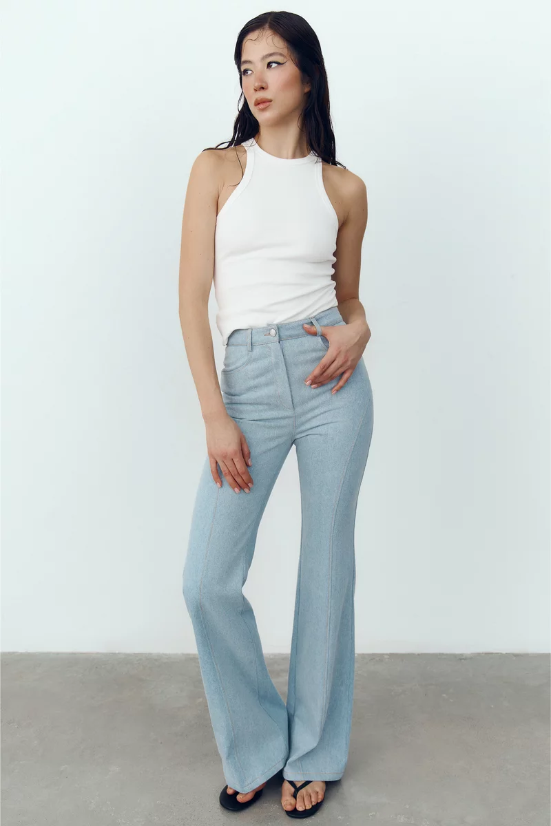 Голубые джинсы-клеш с высокой посадкой фотография 1