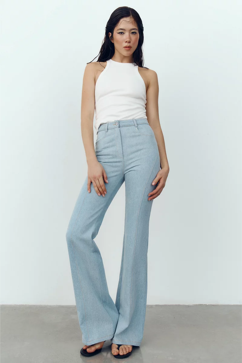 Голубые джинсы-клеш с высокой посадкой фотография 2