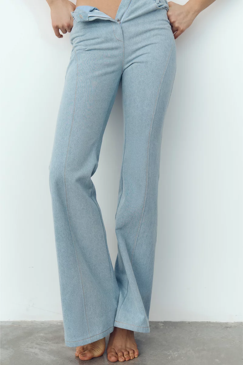 Голубые джинсы-клеш с высокой посадкой фотография 3