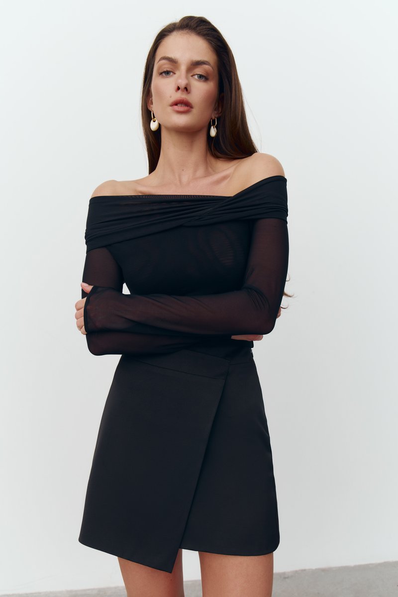 

Чорний лонгслів із сітки з відкритими плечима