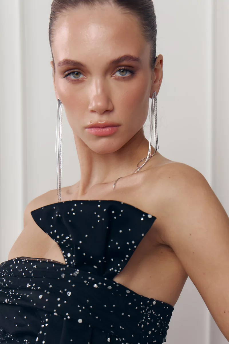 Серебристые длинные серьги фотография 1