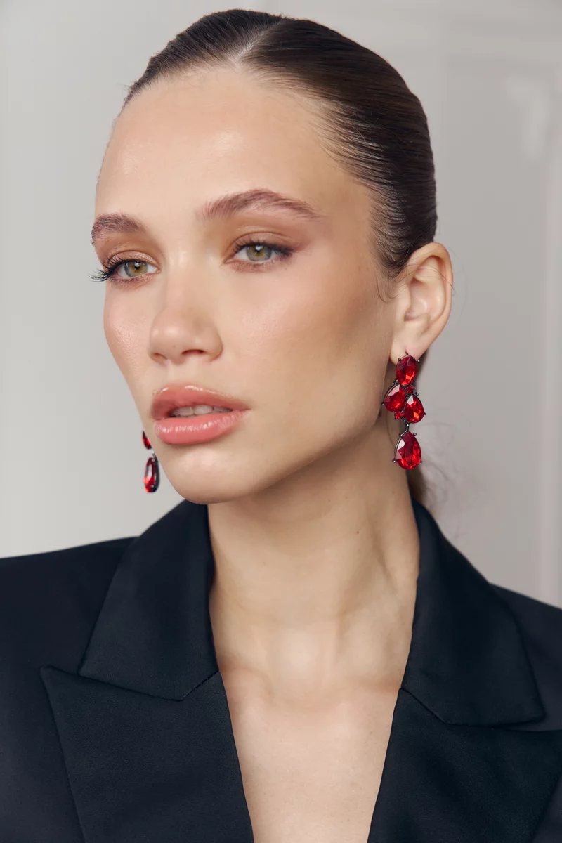 Серьги с кристаллами в бордовом оттенке фотография 2