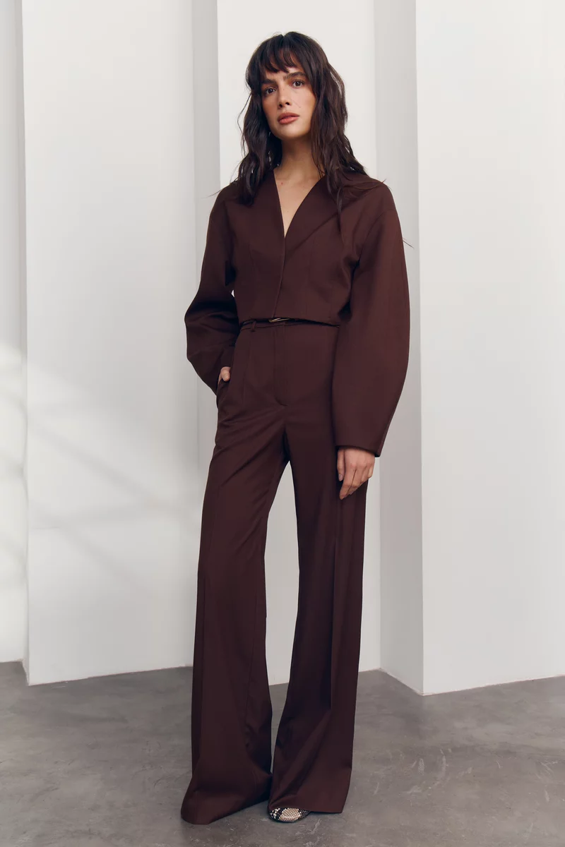 Укороченный жакет с объемными рукавами в шоколадном оттенке фотография 1