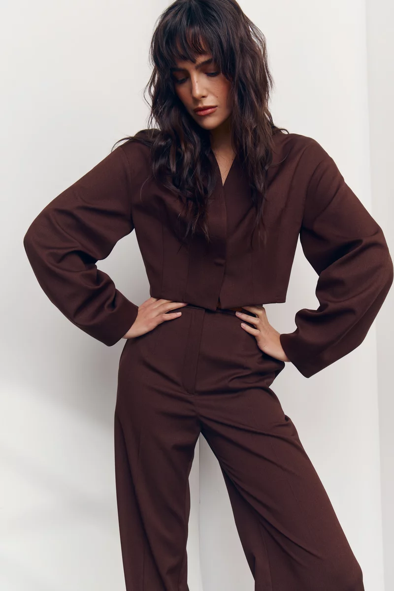 Укороченный жакет с объемными рукавами в шоколадном оттенке фотография 2