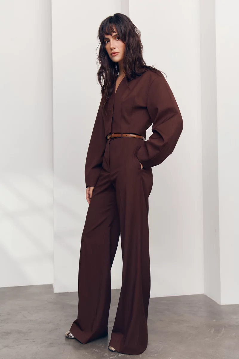 Укороченный жакет с объемными рукавами в шоколадном оттенке фотография 3