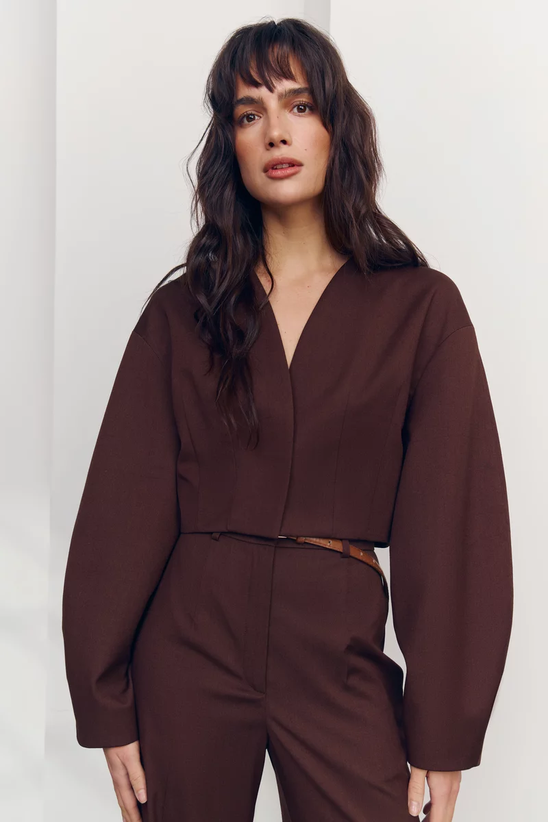 Укороченный жакет с объемными рукавами в шоколадном оттенке фотография 4