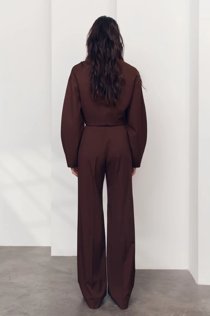 Укороченный жакет с объемными рукавами в шоколадном оттенке фотография 5