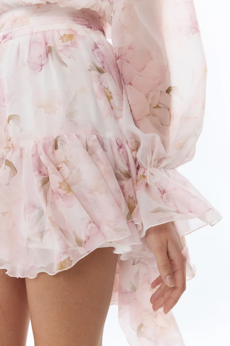 Молочное шифоновое платье мини асимметричного кроя фотография 3