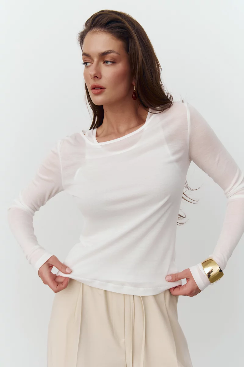 Молочный трикотажный комплект из лонгслива и майки фотография 1