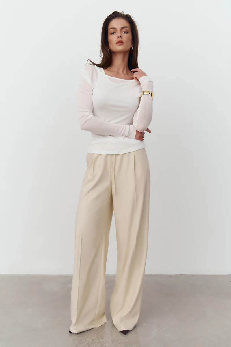 Молочный трикотажный комплект из лонгслива и майки фотография 3