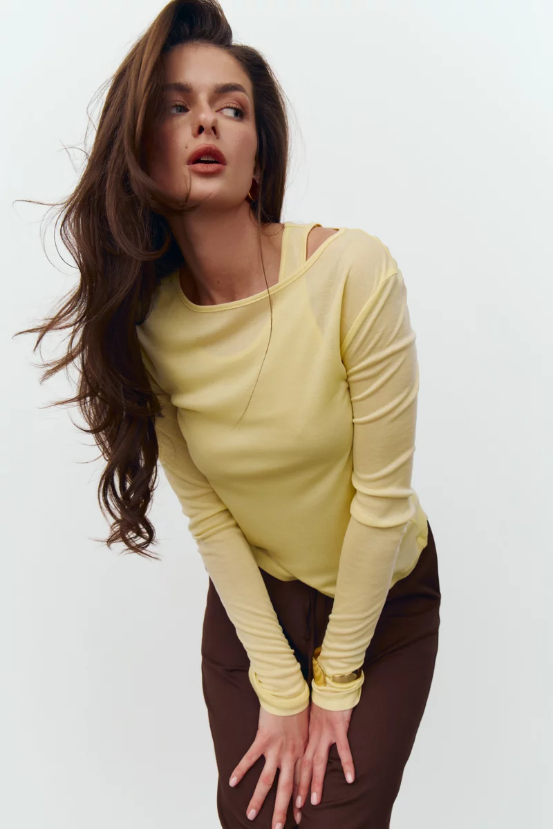 Желтый трикотажный комплект из лонгслива и майки фотография 1