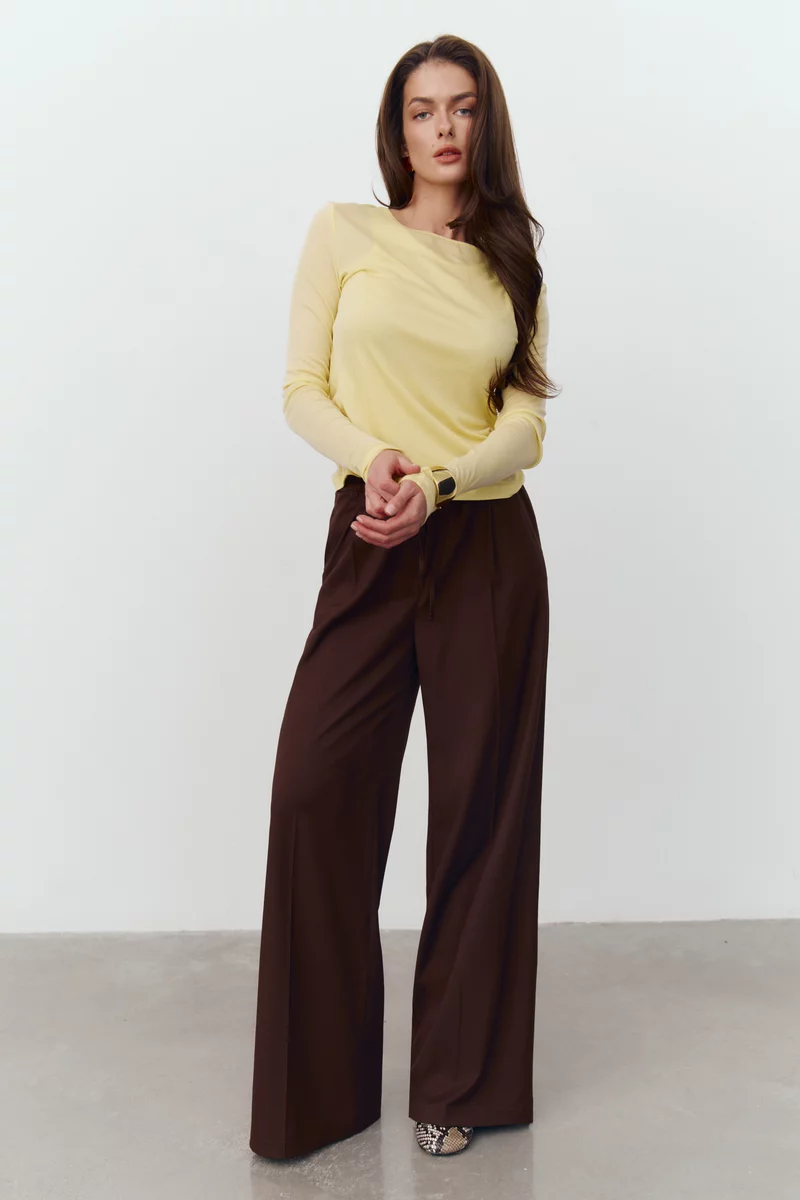 Желтый трикотажный комплект из лонгслива и майки фотография 2