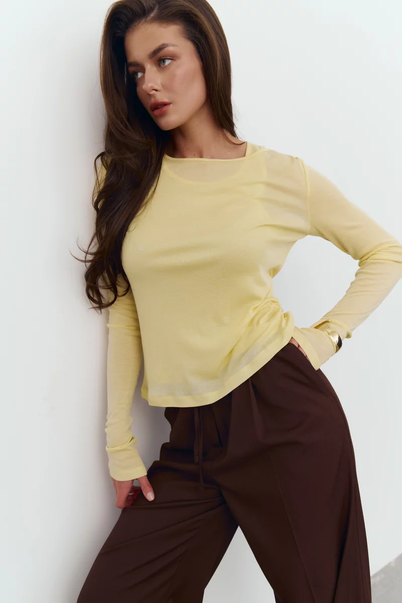 Желтый трикотажный комплект из лонгслива и майки фотография 3