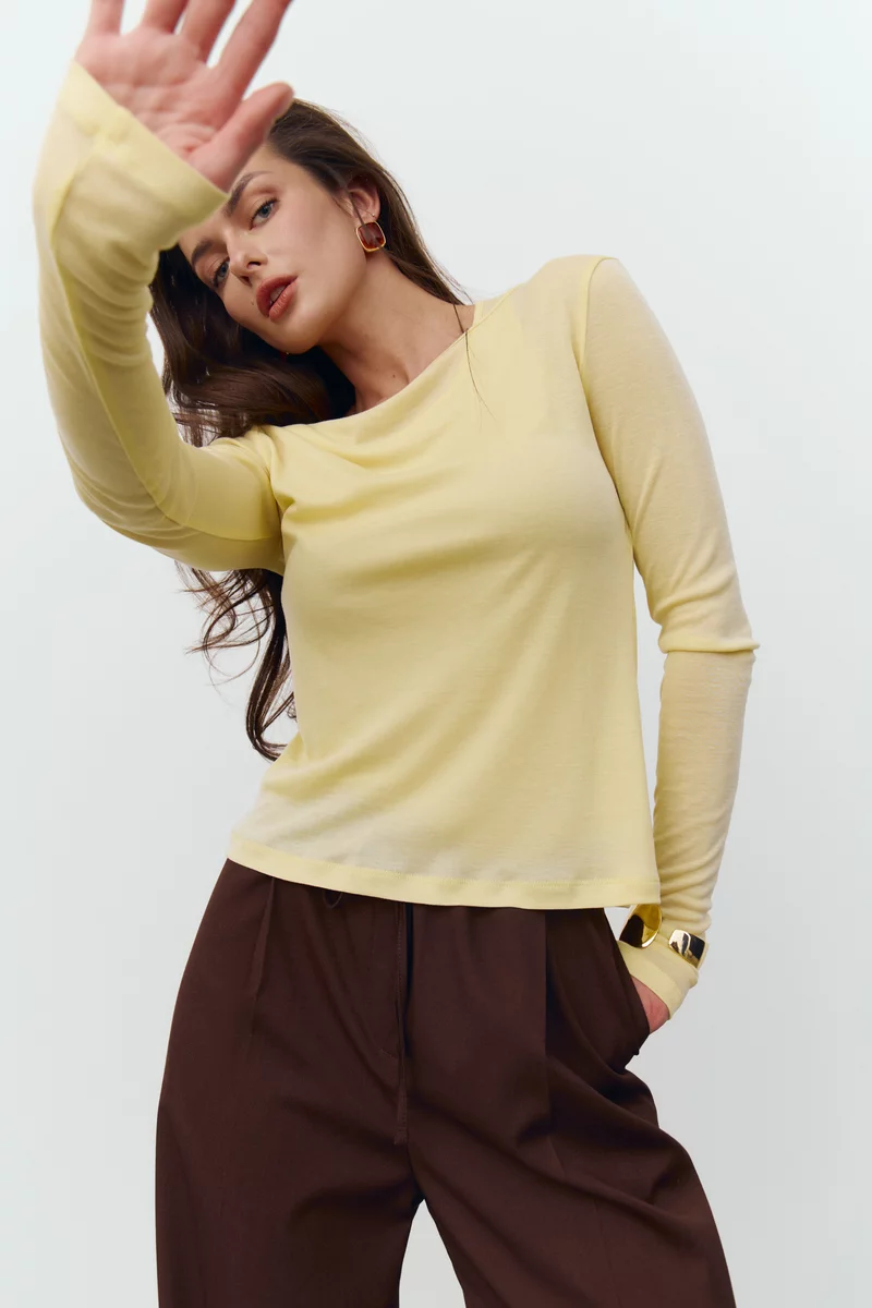 Желтый трикотажный комплект из лонгслива и майки фотография 4
