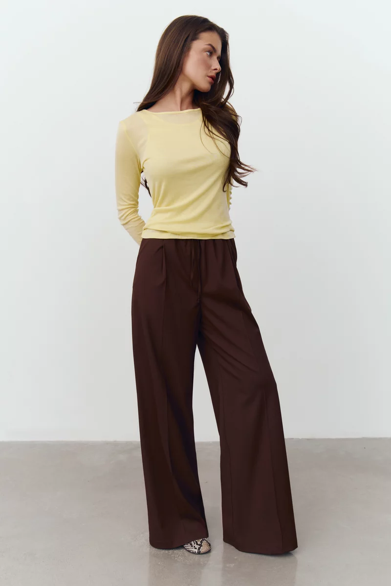 Желтый трикотажный комплект из лонгслива и майки фотография 5