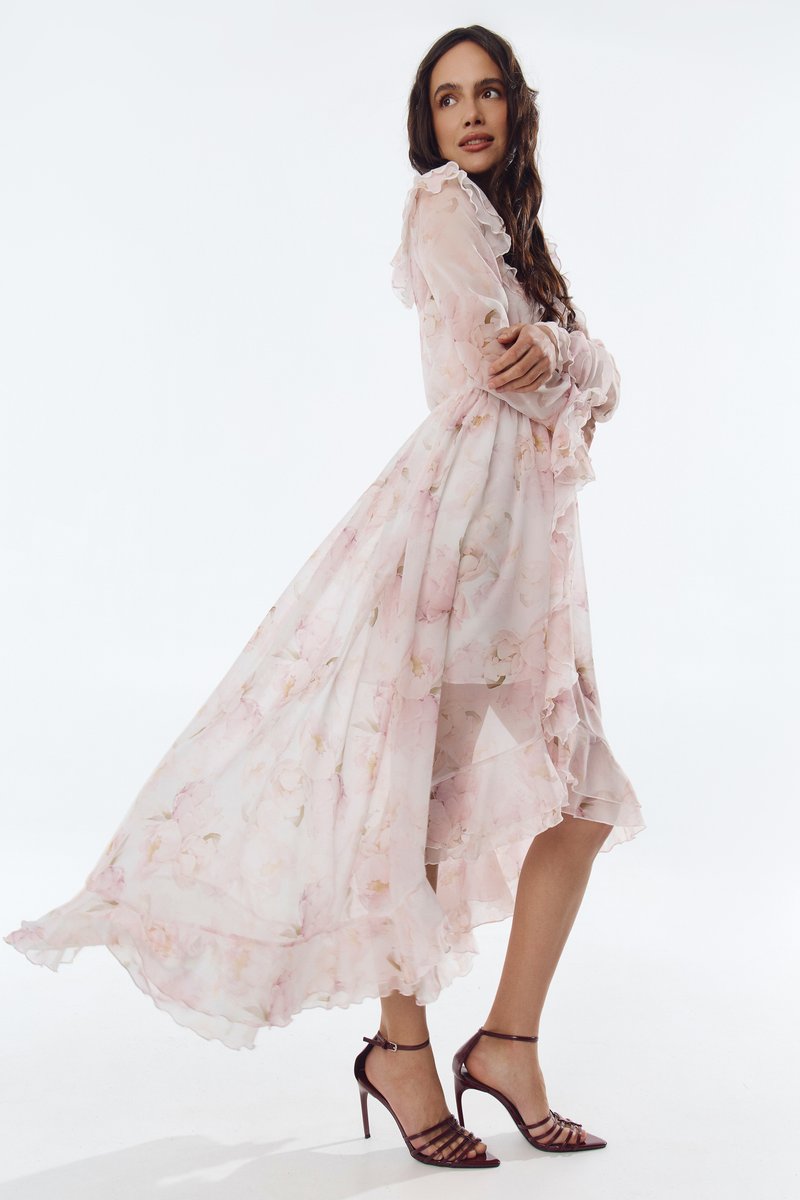 Молочное шифоновое платье макси асимметричного кроя фотография 1