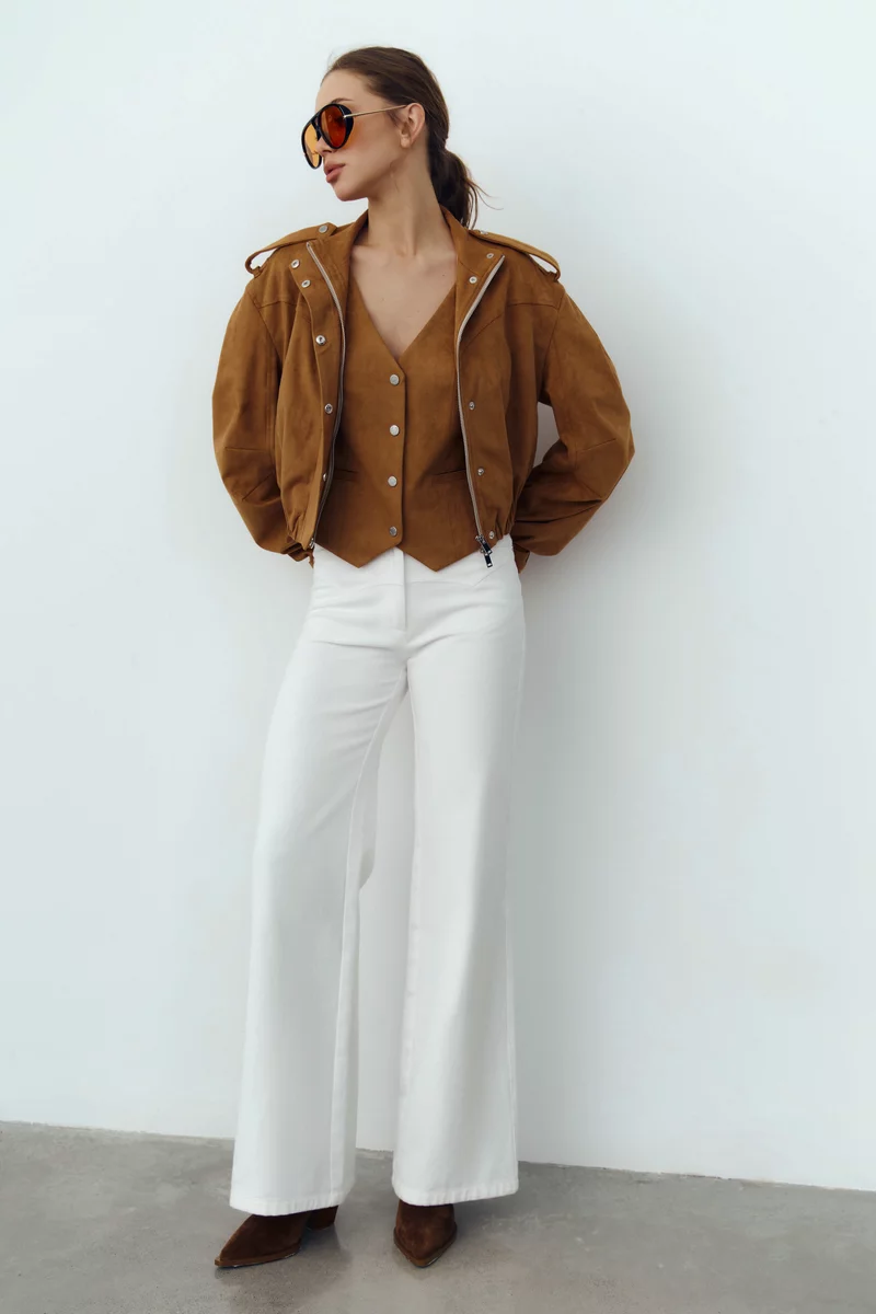 Куртка-бомбер из экозамши в оттенке кемел фотография 2