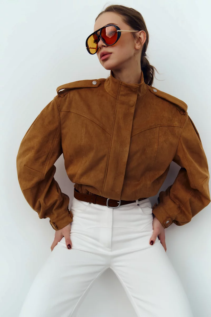 Куртка-бомбер из экозамши в оттенке кемел фотография 3