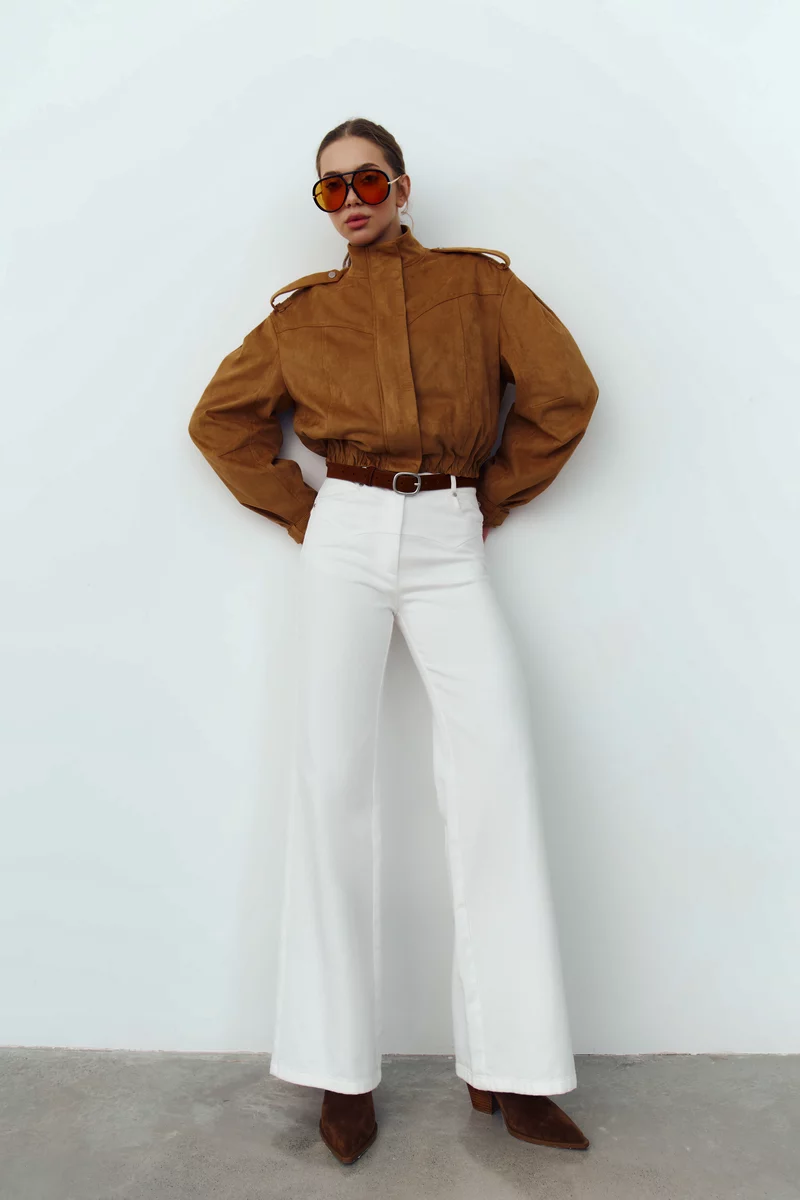 Куртка-бомбер из экозамши в оттенке кемел фотография 4