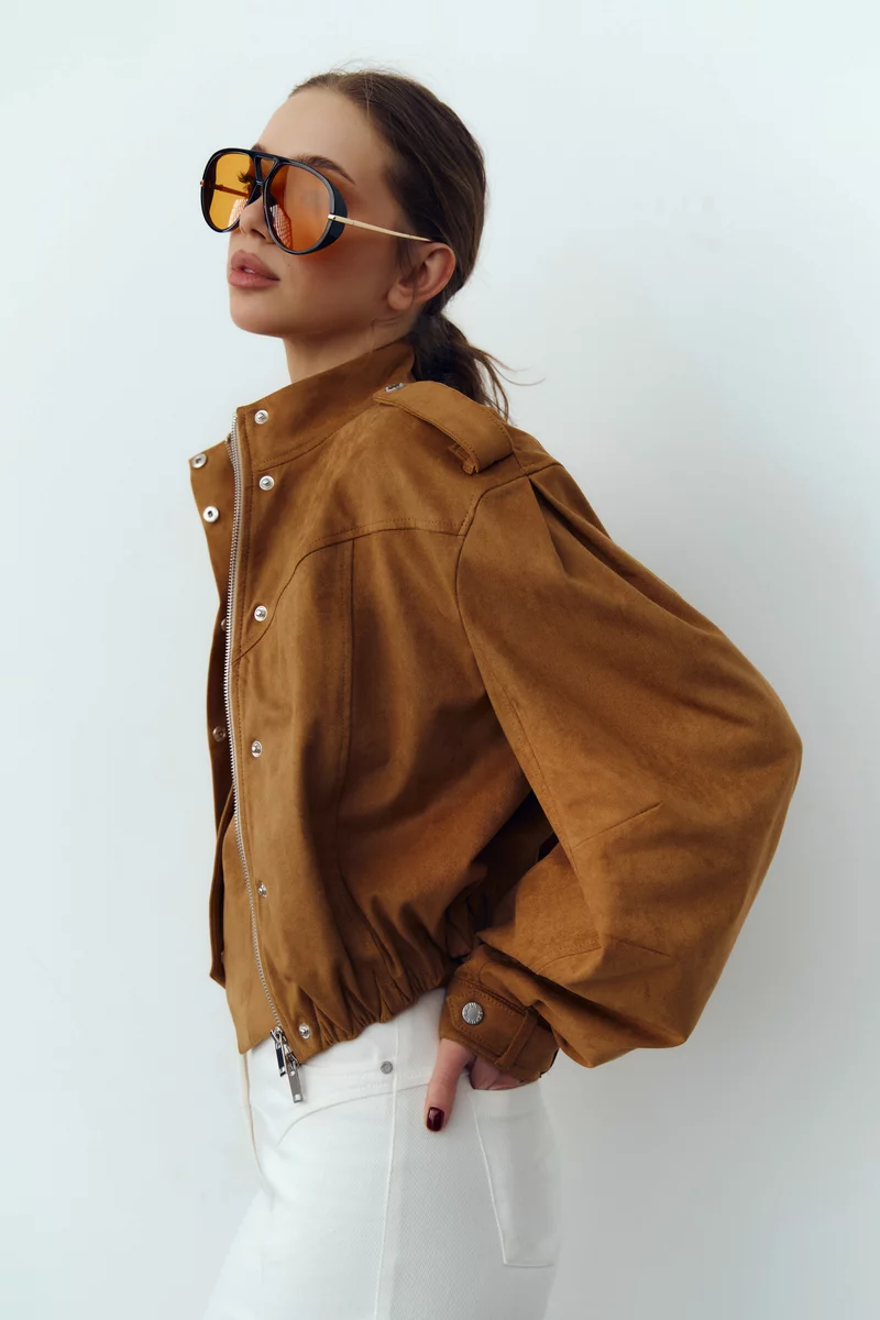 Куртка-бомбер из экозамши в оттенке кемел фотография 5