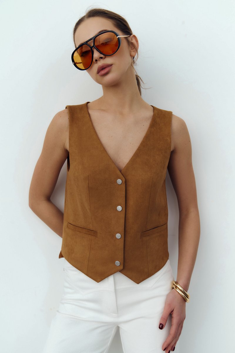 Жилет из экозамши в оттенке кемел фотография 1