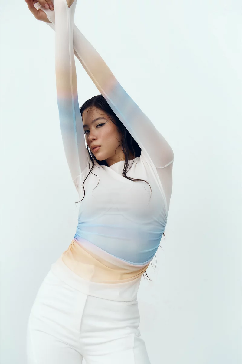 Молочный лонгслив из стрейч-сетки с принтом фотография 1