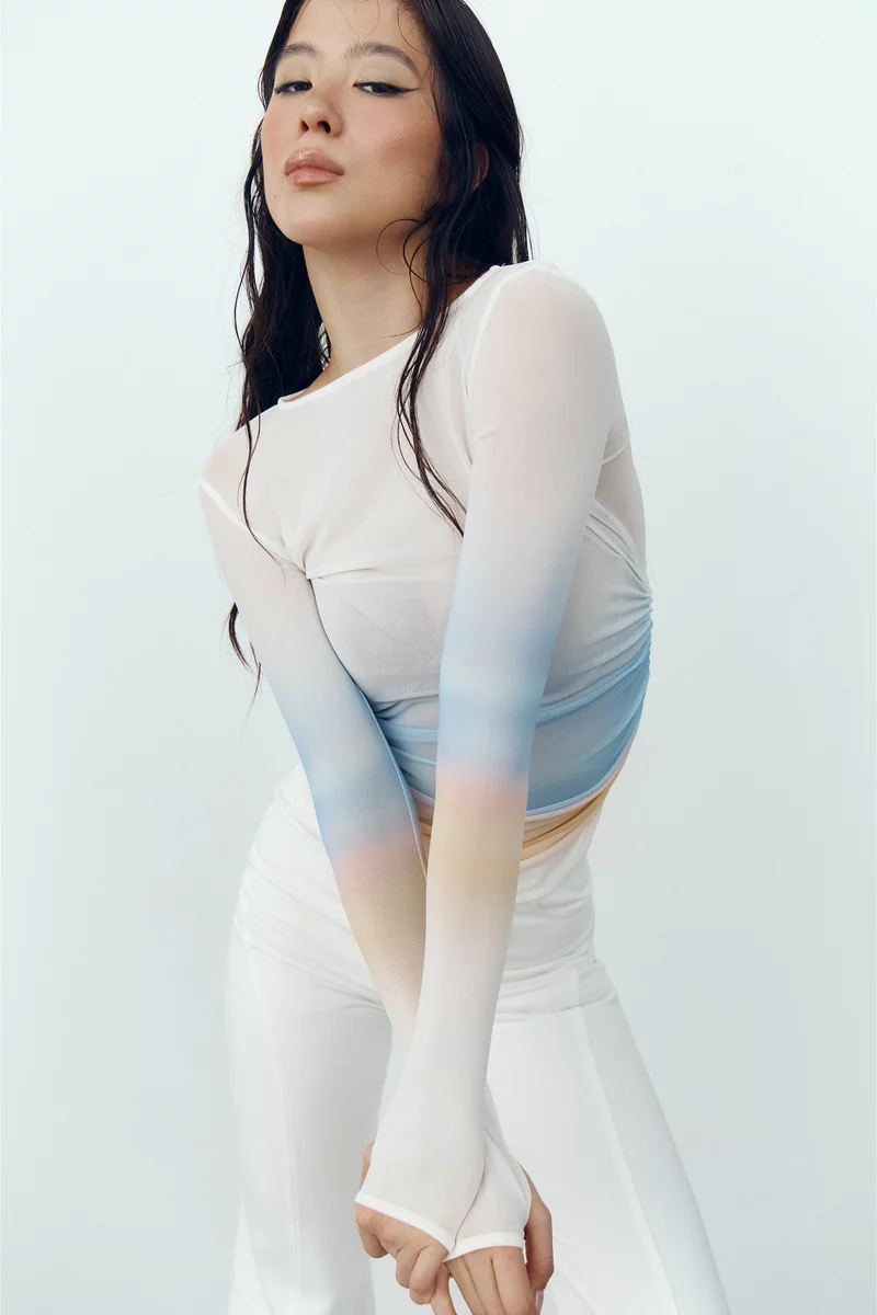 Молочный лонгслив из стрейч-сетки с принтом фотография 3