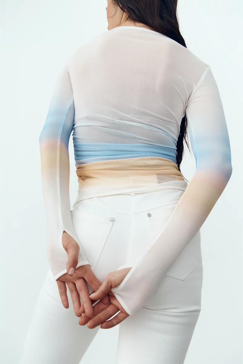 Молочный лонгслив из стрейч-сетки с принтом фотография 5