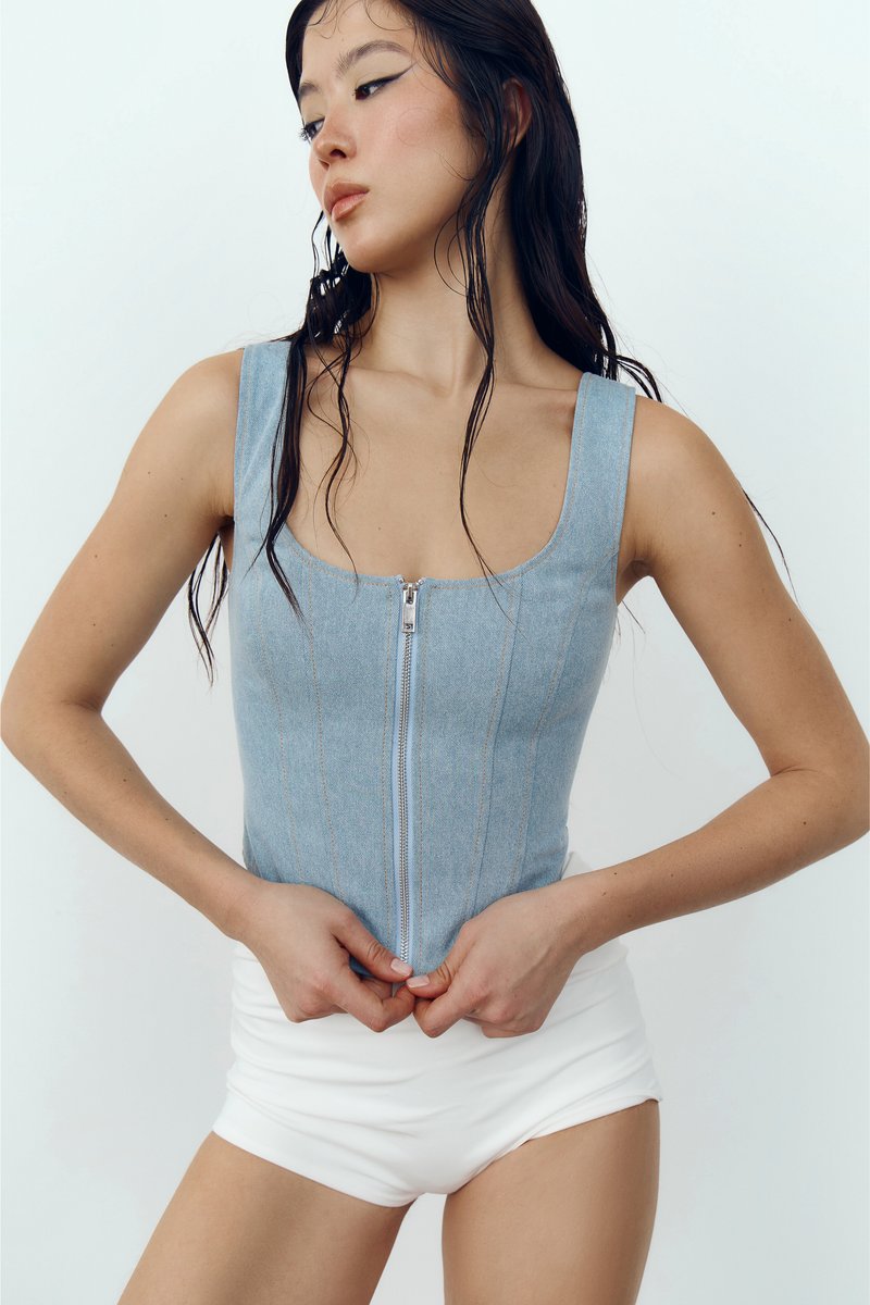 Голубой корсетный топ на молнии из денима фотография 1