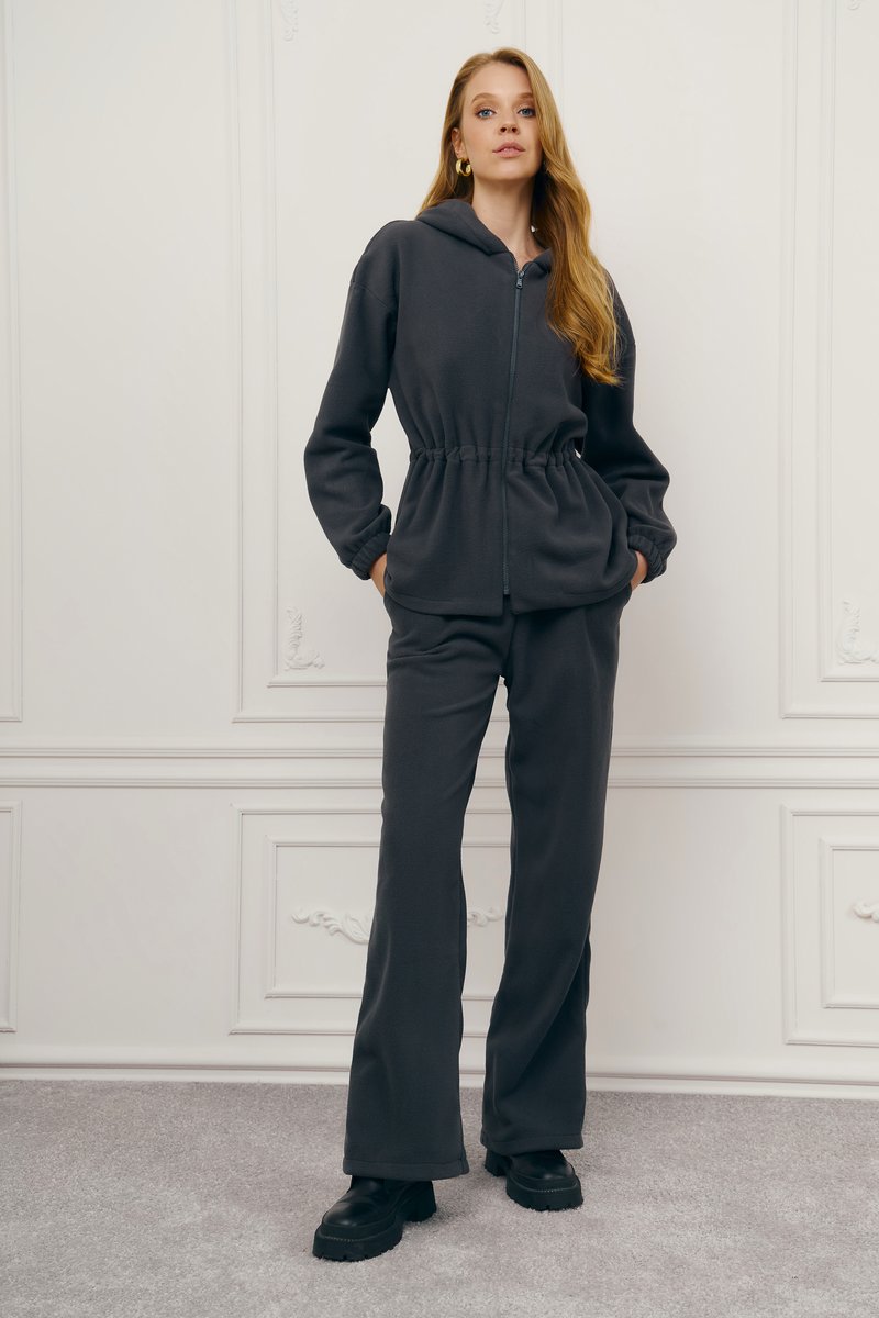 

Сірий костюм з худі та штанами із флісу