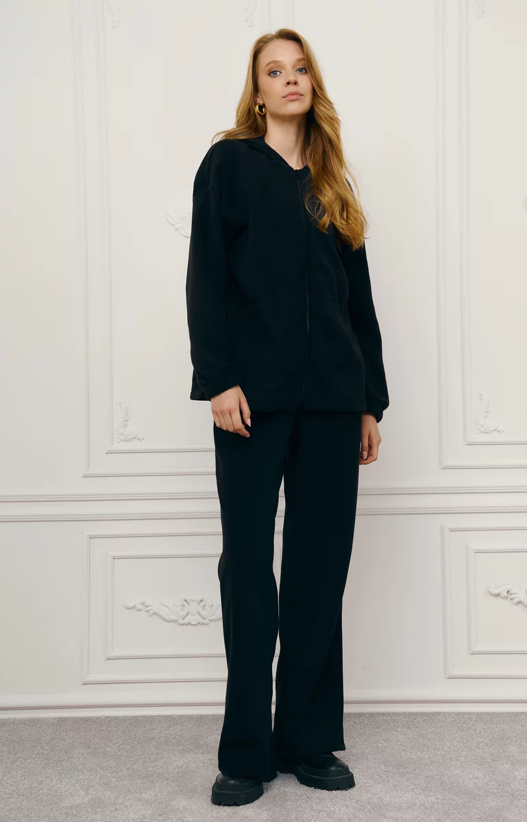 Черный костюм с худи и брюками из флиса фотография 1