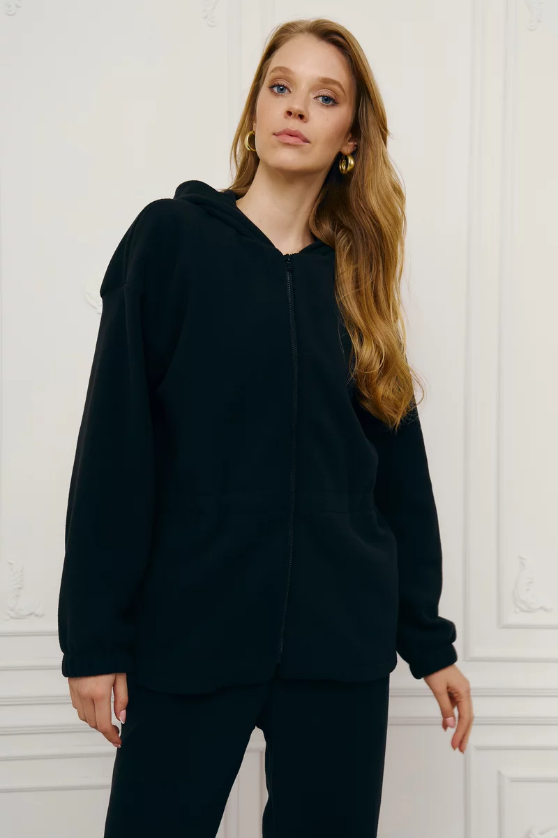 Черный костюм с худи и брюками из флиса фотография 3