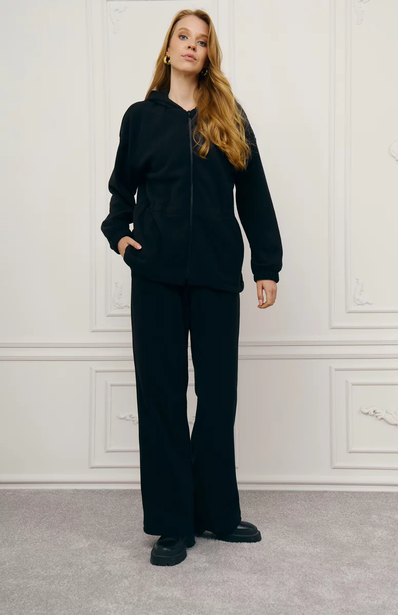 Черный костюм с худи и брюками из флиса фотография 4