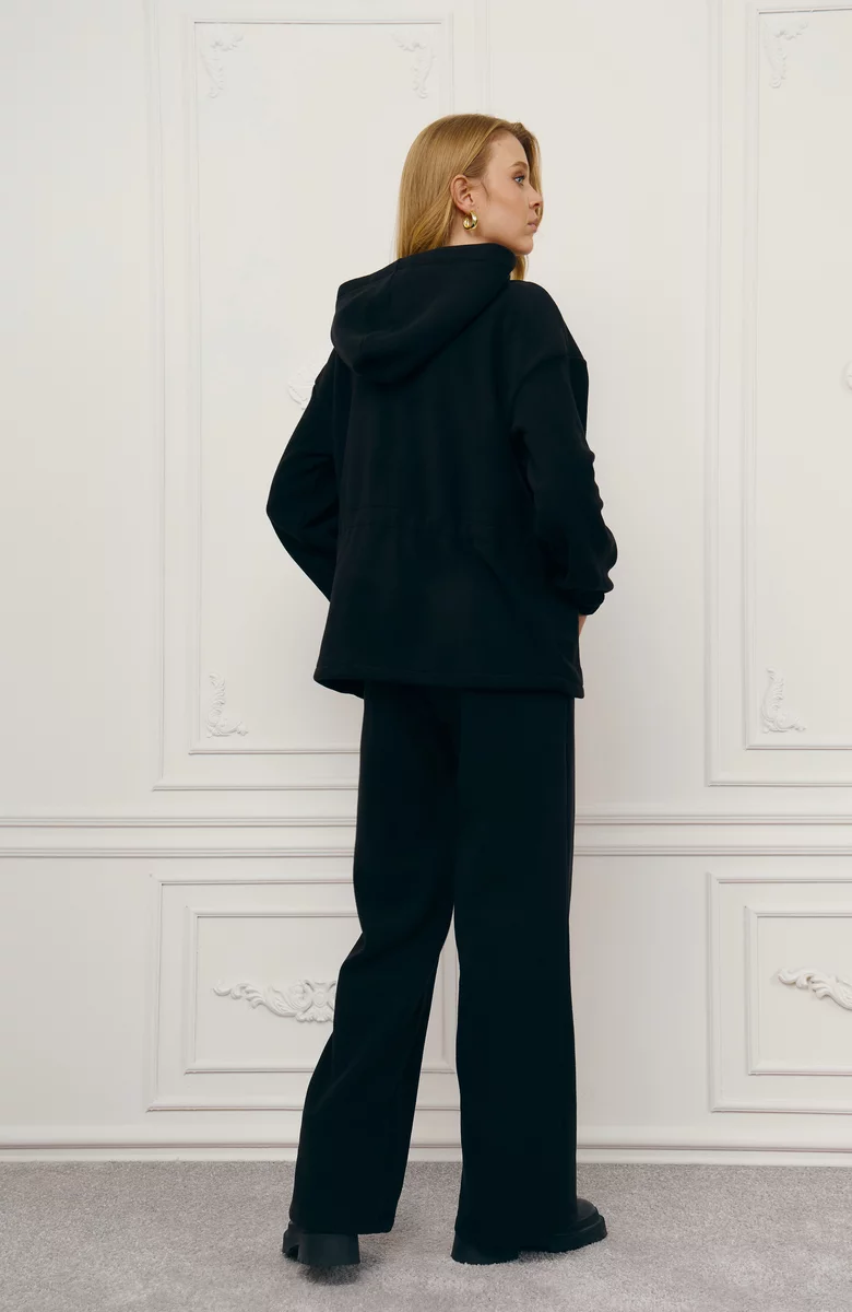 Черный костюм с худи и брюками из флиса фотография 5