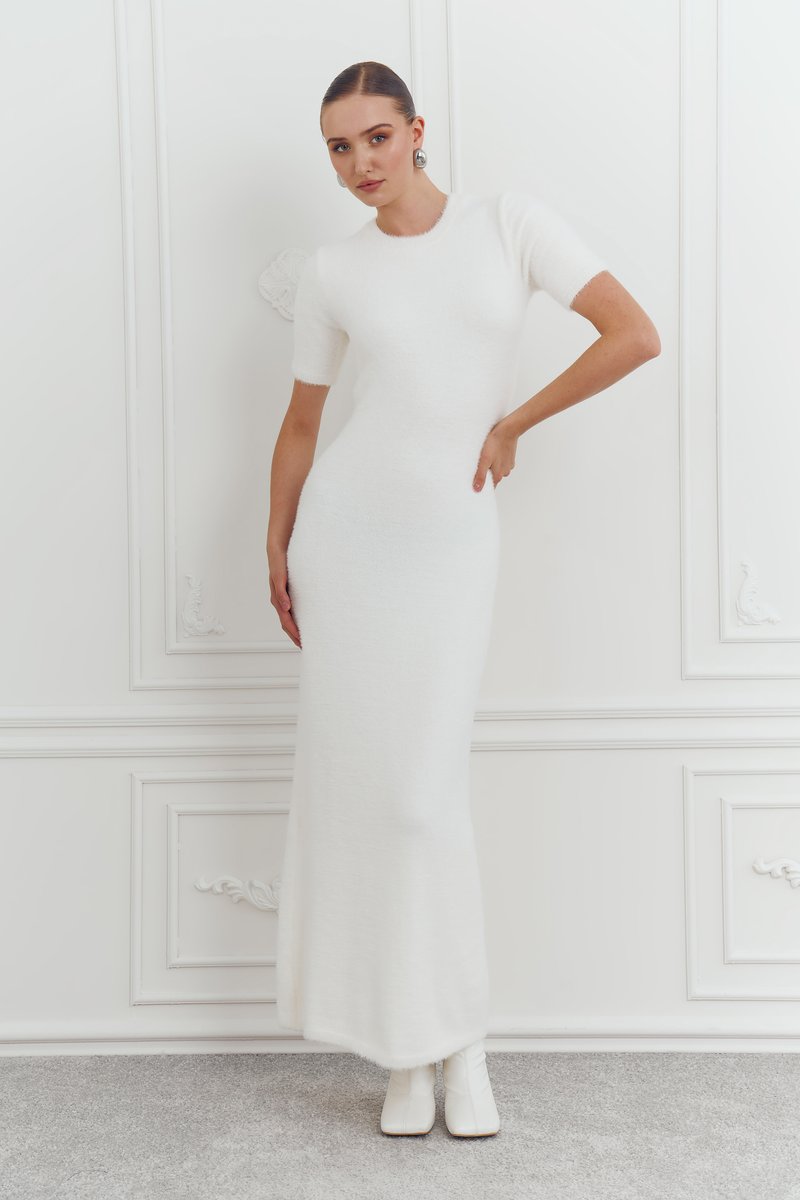 Молочное трикотажное платье из шерсти альпаки фотография 1