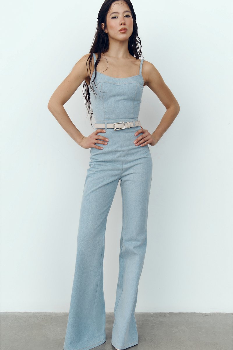 Голубой комбинезон с брюками-клеш из денима фотография 1