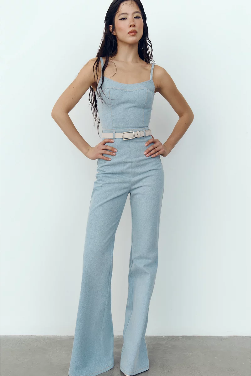 Голубой комбинезон с брюками-клеш из денима фотография 1