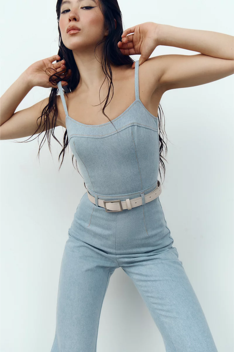 Голубой комбинезон с брюками-клеш из денима фотография 2