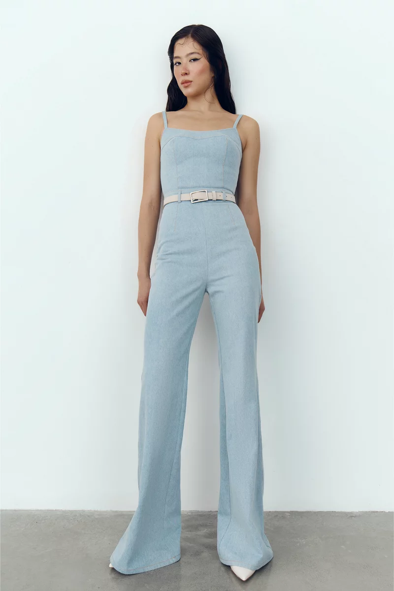 Голубой комбинезон с брюками-клеш из денима фотография 3