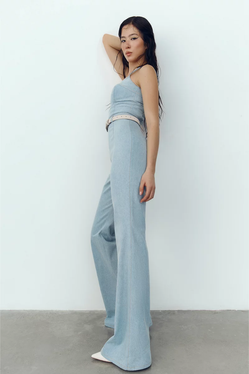 Голубой комбинезон с брюками-клеш из денима фотография 4